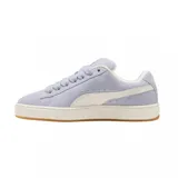 Zapatilla Puma Suede XL, color naranja quemado, con franja lateral (Formstrip) y cordones blancos. Presenta una suela de goma blanca gruesa.