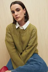 Sweater blanco de tejido de punto calado con escote redondo y mangas anchas.