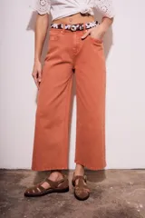 Pantalón jean color ladrillo, de corte ancho y tiro medio.