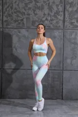 Conjunto deportivo de calza larga y top con breteles finos, con estampado tie-dye en tonos pastel.