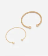 Kit de dos brazaletes rígidos dorados, uno liso y otro texturizado, con aberturas y puntas redondas.