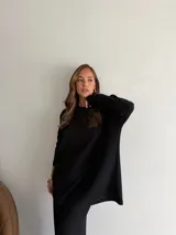 Buzo de cuello redondo y manga larga, confeccionado en tejido de viscosa con textura acanalada en color marrón chocolate. Presenta un corte holgado y relajado.