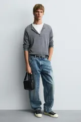 Bandolera negra acolchada con correa ajustable.