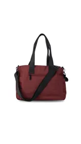 Bandolera de nylon color bordó con múltiples bolsillos externos con cierre, asas de mano y correa ajustable extraíble con logo grabado.