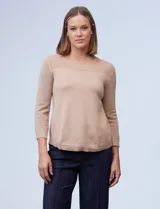 Sweater color beige de tejido calado, con escote barco y mangas tres cuartos. Marca Cable & Gauge.