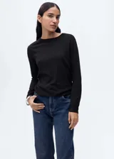 Jersey de punto fino color negro, con cuello redondo, diseño recto y manga larga.