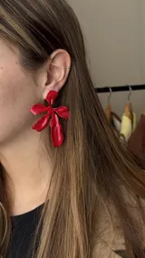 Aros tipo caravanas con diseño de flor de pétalos grandes y orgánicos en color rojo vibrante.