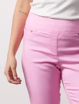 Pantalón capri blanco de tencel elastizado, marca Ruby Rd. Tiene pretina ancha elastizada, bolsillos simulados delanteros, bolsillos aplicados traseros, corte recto y terminación de ruedo desflecado.