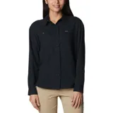 Camisa de manga larga Columbia, modelo Silver Ridge Utility, color negro. Presenta cuello clásico, cierre frontal con botones, dos bolsillos frontales en el pecho y paneles de ventilación. Confeccionada en tejido técnico hidroabsorbente con protección solar.