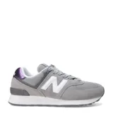 Championes urbanos New Balance modelo 574, color gris con detalles en blanco y negro. Confeccionados en una combinación de gamuza y malla, presentan el logo 'N' característico en los laterales y entresuela con tecnología ENCAP para mayor amortiguación.