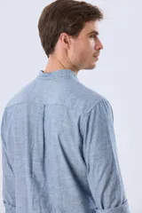 Camisa de lino y algodón color blanco, con cuello mao, manga larga y medio cierre frontal con botones.
