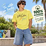 Remera amarilla de algodón 100% con estampa tipográfica frontal en tonos negros, rojos y azules.