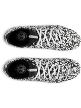 Championes de fútbol Under Armour Magnetico Select 5 con diseño de estampado digital en blanco y negro. Presentan parte superior de piel sintética, cuello textil tipo calcetín y suela de TPU con tacos cónicos para tracción en césped natural.