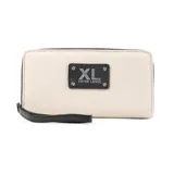 Billetera grande de cuero sintético color beige con cierre de cremallera y correa de muñeca negra. Tiene un aplique rectangular negro con el logo "XL Extra Large".