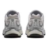 Championes Salomon modelo XT-Whisper, color gris y plateado, con diseño texturizado, sistema de ajuste Quicklace y tecnología SensiFit.