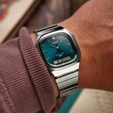 Reloj Casio de estilo vintage con diseño ana-digi, caja de acero inoxidable de 36mm y esfera color verde esmeralda. Cuenta con brazalete de acero inoxidable, manecillas analógicas y pantalla digital inferior con funciones de hora dual, cronómetro, alarma y calendario.