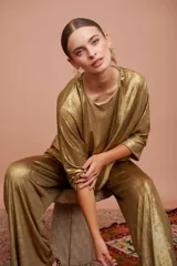 Top dorado amplio con escote redondo y mangas murciélago.