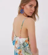 Mono corto con estampado floral y volados.