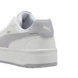Championes Puma modelo Court Lally Skye, de diseño urbano con plataforma. Presenta una base blanca con detalles en color lila en la franja lateral, el talón, la lengüeta y la suela.