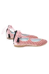 Bailarinas de terciopelo de seda rosa con diseño anudado al tobillo, trasera de terciopelo negro y borlas de ante negro. Incluye plantilla de piel y plantilla extra de lana intercambiable.