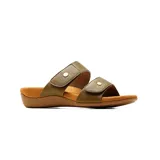 Sandalia plana Korium Confort modelo Laoise, color beige con suela marrón, diseño de dos tiras con cierre de velcro y soporte de arco anatómico.
