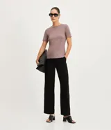 Blusa básica color mostaza, con escote redondo y manga corta.