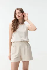 Short azul marino de corte clásico con cintura elástica fruncida y bolsillos laterales.
