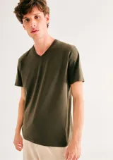 Remera básica de manga corta y cuello en V, de color azul, con diseño liso y corte clásico.