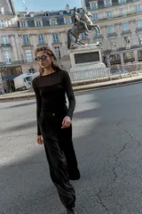 Camiseta de manga larga color beige, con cuello redondo y detalle de camiseta interior en el mismo tejido. Tiene un bajo asimétrico y corte slim fit.