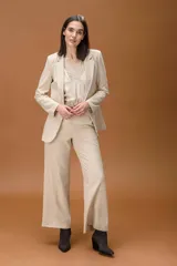 Pantalón sastrero de corte ancho, color beige, con diseño de líneas limpias y caída fluida.