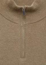 Vestido midi de punto canalé con cuello perkins y cierre frontal de cremallera. Presenta un diseño entallado de manga larga.