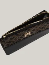 Billetera Tommy Hilfiger con estampado integral del monograma TH en jacquard, paneles con mezcla de texturas, diseño estilizado, cierre de cremallera e insignia del monograma TH en la parte delantera.