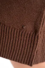 Vestido corto de punto color marrón, con cuello alto, mangas largas con puños acanalados y ruedo acanalado. Presenta un diseño de corte recto y holgado.