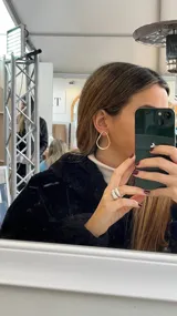 Aros colgantes dorados con forma irregular.