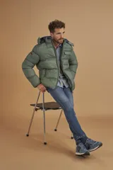Campera puffer verde militar con capucha, cierre frontal, bolsillos laterales con cierre y un bolsillo de solapa en el pecho.