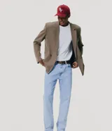 Pantalón de jean corte slim, color azul claro con lavado stonewash, con cierre frontal de botón y cremallera, presillas para cinturón y bolsillos funcionales.
