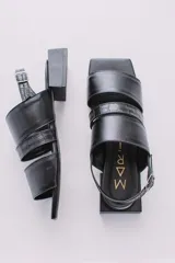 Sandalias rojas de cuero con tres tiras en la capellada, pulsera ajustable y taco cuadrado negro de 3 cm de altura.