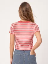 Remera corta de manga corta con diseño de rayas horizontales en tonos verdes y blancos, confeccionada en tejido de canalé con cuello redondo.
