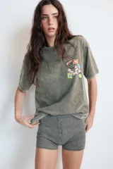 Remera de corte oversize con efecto lavado, cuello redondo y manga corta. Presenta un estampado artístico en el pecho inspirado en la obra de Henri Matisse.