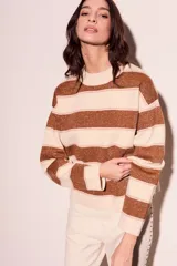 Sweater de punto a rayas horizontales color beige y marrón con lurex.