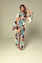 Kimono largo con estampado de ojos en tonos pastel, con mangas anchas y lazo para ajustar en la cintura.