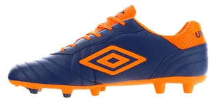 Championes de fútbol Umbro modelo Touch FG para hombre, diseñados para superficies de césped natural firme. Presentan una capellada de cuero sintético en color blanco con detalles en naranja, cierre de cordones y suela con tapones estratégicamente ubicados para optimizar la tracción y estabilidad en el campo de juego.
