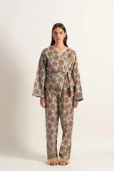 Conjunto de pijama de algodón estampado con flores, compuesto por un kimono con lazo y un pantalón largo.