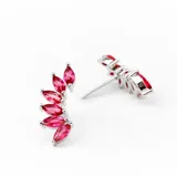 Par de aros trepadores plateados con cristales rosas en forma de lágrima.