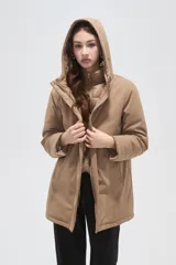 Campera 3 en 1 color beige, compuesta por una campera exterior impermeable con capucha y una campera interior capitonada con cierre frontal y cuello alto.