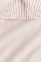 Buzo corto de punto suave color rosado, con escote off-the-shoulder con doblez ancho acanalado. Tiene ajuste entallado y remates acanalados en puños y bajo.