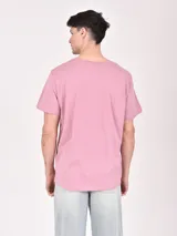 Remera blanca de mangas cortas con estampa de la ciudad de Nueva York.