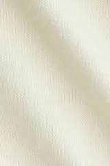 Top de punto fino transparente en color blanco, con mangas largas caídas, amplio escote bote y ribete acanalado ancho en la cintura y los puños.
