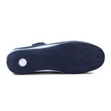 Guillerminas casuales de cuero sintético azul con calados y ajuste con velcro.