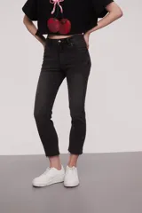 Pantalon jean de corte slim fit y tiro alto, con diseño de cinco bolsillos y ruedo deshilachado.